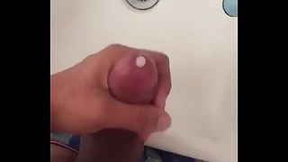 Chico merry se masturba en el ba&ntilde;o